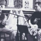 Miguel Ángel García, de Robles, acompañado por la percusión de botella, en un concierto anterior
