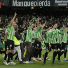 Los jugadores del Betis celebran el pase del club verdiblanco a la final de la Copa del Rey. JULIO MUÑOZ