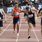 Saúl Ordóñez (162) en el momento de cruzar la meta como campeón de España de los 800 metros en pista cubierta. SERGIO PÉREZ