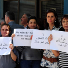 Los periodistas sirios muestran su apoyo a los secuestrados ante la sede de la agencia Sana.