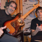 Nacho y Omar, padre e hijo, en su local de ensayo en Laguna de Negrillos. MEDINA
