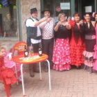 Los vecinos vivieron una auténtica fiesta con sabor flamenco llena de música y colorido.