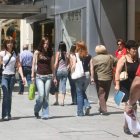 El verano rebaja el número de leoneses que camina por las calles más comerciales del centro de la ciudad.