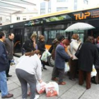 Un grupo de viajeros toma el autobús en el intercambiador, en el centro de Ponferrada