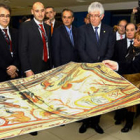 El presidente de la Junta contempla una muestra de impresión a gran formato del panteón de los Reyes