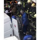 Los servicios de rescate evacuan los cadáveres.