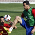 Pedro y Busquets, durante el entrenamiento de España en la Isla de Ré. KAI FÖRSTERLING