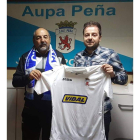 El presidente de la Peña Manolo Díaz junto al técnico Julio González. DL