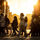 Ambiente en las calles del centro de Barcelona, ayer lunes. ENRIC FONTCUBERTA
