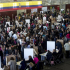 Cientos de ciudadanos ecuatorianos depositan su voto en las mesas instaladas en el complejo deportivo municipal Mar Bella de Barcelona.