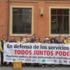 Los trabajadores muestran su disconformidad con los recortes en la empresa pública.