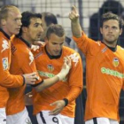 Juan Mata (d) celebra su gol junto a Jeremy Mathieu (i), Mehmet Topal (2i) y Roberto Soldado.