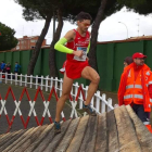 Raúl Celada supera uno de los obstáculos en el Cross de Venta de Baños.