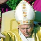 Juan Pablo II, durante la beatificación de los cinco religiosos en la plaza de San Pedro