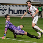 Cristóbal Gil marca de esta manera su último gol con la elástica de la Cultural tras llegar a León procedente de la UD Almería. MARCIANO PÉREZ