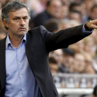 Mourinho da indicaciones a los futbolistas del Real Madrid en un partido de Liga.