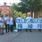 Un grupo de simpatizantes de Los Verdes protestaron ante la Casa de Cultura de Villablino