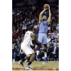 Marc Gasol lanza a canasta ante LeBron James.