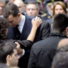 Los Príncipes de Asturias consuelan a los hijos del inspector Eduardo Puelles.