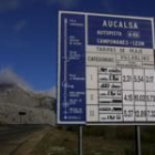 Un cartel en el valle del Huerna, a la altura de los túneles del Negrón, de los peajes de la A-66
