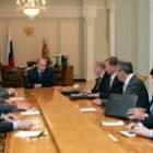 Putin, en la imagen con su gabinete, anunció el sábado la suspensión del tratado de desarme Face