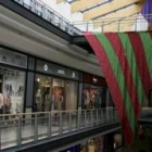 Los pendones lucen en el centro comercial Espacio León