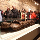 Los primeros visitantes contemplaban anoche el sarcófago en madera de nogal de un caballero halconad