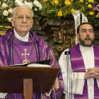 Manuel Fláker (a la derecha) junto al obispo en el multitudinario entierro de don Enrique, el párroco del Mercado.