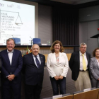 Los intervinientes, acompañados por el alcalde de León, ayer antes de iniciar el acto en el salón municipal. JESÚS F. SALVADORES