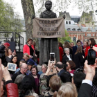 Decenas de personas se fotografían con la nueva estatua de la Plaza del Parlamento, que representa a la líder del movimiento sufragista Millicent Fawcett.