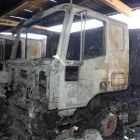 El fuego calcinó por completo las cabezas tractoras de los cuatro camiones de Cymotsa, un todoterreno y una furgoneta.