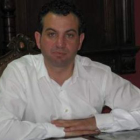 Nicanor Sen, alcalde de Cistierna, defiende la compra de terreno industrial en Vidanes.