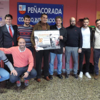 Representantes del deporte leonés, junto a Rafa Guerrero, en la presentación de Peñacorada.