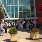 Protesta ayer a la puerta del Rosal de Ponferrada. DL