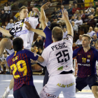 Ligetvari intenta superar a la defensa del Barcelona durante el partido de la pasada jornada disputado en el Palacio. MARCIANO PÉREZ