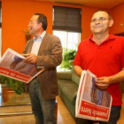 Saavedra y el actual portavoz con las revistas del grupo.