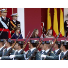 Los reyes, acompañados de sus hijas, presidieron en la plaza de Cánovas del Castillo el desfile del Día de la Fiesta Nacional