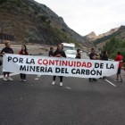 Un grupo de mujeres sostiene una pancarta mientras avanza por la N-630.