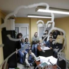 El equipo de Isadora Duncan posa en la sede que tiene abierta al público en la calle Reino de León