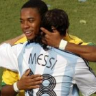 Robinho y Messi se saludan al inicio del partido