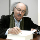 Antonio Colinas firma uno de sus libros.