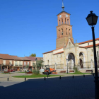 Imagen de la plaza Mayor de Villamañán.