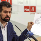 El secretario general del PSOE de Castilla y León, Luis Tudanca, durante la rueda de prensa. S. OTERO