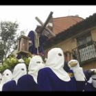 La cofradía de las Tres Caídas procesionó el sábado al Nazareno, en medio de la lluvia, en lo que es uno de los actos principales de la Semana Santa de San Andrés del Rabanedo.