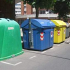 Un hombre deposita residuos en un contenedor de envases, en una imagen tomada en julio del 2008