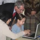 El consejero comprueba cómo utiliza una niña el ordenador