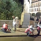 Algunos heridos reciben atención sanitaria en un puente poco después del accidente pirotécnico.