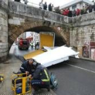 Los bomberos tuvieron que reducir la caja a trozos para que el camión reanudara su marcha