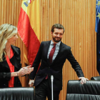 Cayetana Álvarez de Toledo aplaude a Casado ayer, en la reunión del PP en el Congreso.