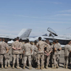 Alumnos de la Academia Básica del Aire con un F-18 que había tomado tierra en La Virgen durante unas maniobras. MARCIANO PÉREZ